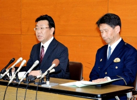 逮捕を受け会見する山本真一・兵庫県警暴力団対策課長(左)と城垣敦夫・葺合署長=4日午前3時、葺合署 逮捕を受け会見する山本真一・兵庫県警暴力団対策課長(左)と城垣敦夫・葺合署長=4日午前3時、葺合署
