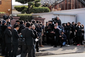 事務所前に集まった兵庫県警の捜査員や報道関係者=13日午前、神戸市西区玉津町上池 事務所前に集まった兵庫県警の捜査員や報道関係者=13日午前、神戸市西区玉津町上池