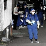 山口組系組員が銃撃された現場周辺を調べる兵庫県警の捜査員=8月21日夜、神戸市中央区熊内町9