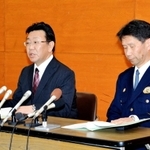 逮捕を受け会見する山本真一・兵庫県警暴力団対策課長(左)と城垣敦夫・葺合署長=4日午前3時、葺合署