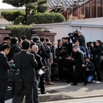 事務所前に集まった兵庫県警の捜査員や報道関係者=13日午前、神戸市西区玉津町上池
