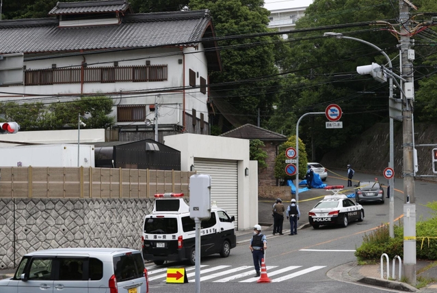 警察官や捜査車両が集まった発砲があったとみられる現場=5日午後、神戸市北区鈴蘭台東町