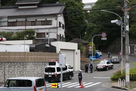 警察官や捜査車両が集まった発砲があったとみられる現場=5日午後、神戸市北区鈴蘭台東町 警察官や捜査車両が集まった発砲があったとみられる現場=5日午後、神戸市北区鈴蘭台東町
