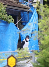 発砲があったとみられる現場を捜査する警察官=5日午後、神戸市北区鈴蘭台東町 発砲があったとみられる現場を捜査する警察官=5日午後、神戸市北区鈴蘭台東町