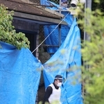発砲があったとみられる現場を捜査する警察官=5日午後、神戸市北区鈴蘭台東町