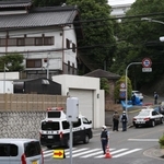 警察官や捜査車両が集まった発砲があったとみられる現場=5日午後、神戸市北区鈴蘭台東町