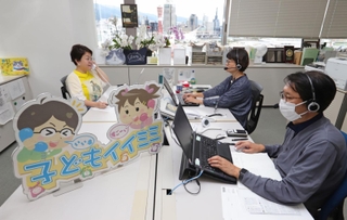 「子どもイイミミ」の電話に対応する担当者ら＝神戸新聞社（撮影・中西幸大）