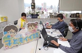 「子どもイイミミ」の電話に対応する担当者ら＝神戸新聞社（撮影・中西幸大）