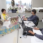 「子どもイイミミ」の電話に対応する担当者ら＝神戸新聞社（撮影・中西幸大）