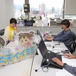 「子どもイイミミ」の電話に対応する担当者ら＝神戸新聞社（撮影・中西幸大）