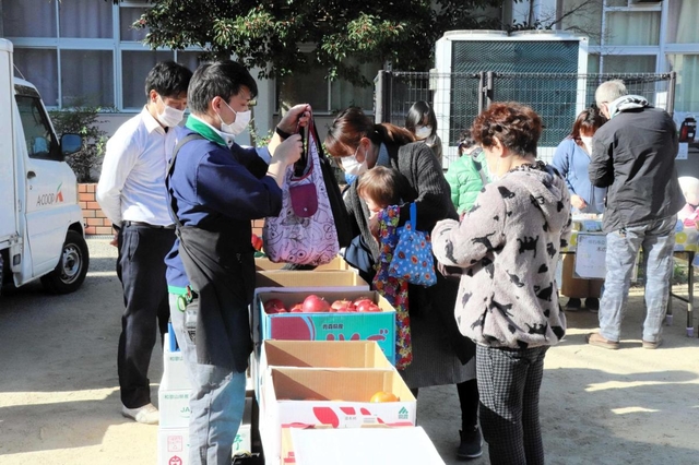 新鮮な食材を買い求める住民ら＝明石市和坂２