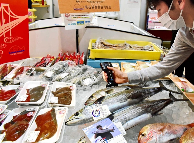 フィッシュアナライザを使った鮮度測定。基準を満たせばラベルを貼って“お墨付き”商品に＝稲美町六分一