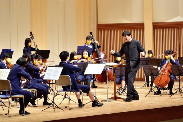 佐渡裕さんの指揮で熱演するスーパーキッズ・オーケストラのメンバー＝明石市中崎１