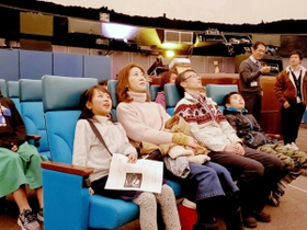 子どもから大人まで幅広い世代が天文の知識を吸収する「こども天文教室」＝明石市人丸町（２０２０年１月２５日撮影）