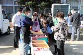 新鮮な食材を買い求める住民ら＝明石市和坂２