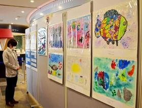 絵本の世界をイメージ豊かに描いた園児の読書感想画＝明石市大明石町１