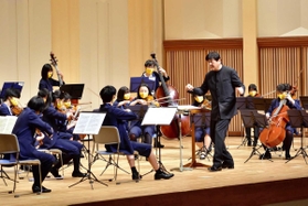 佐渡裕さんの指揮で熱演するスーパーキッズ・オーケストラのメンバー＝明石市中崎１