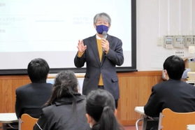 災害時の行動の仕方などを話す諏訪清二さん＝明石市二見町西二見