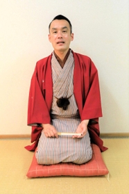 １月４日に１人で落語会を開く桂阿か枝さん＝明石市民会館