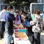 新鮮な食材を買い求める住民ら＝明石市和坂２