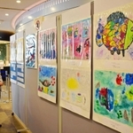 絵本の世界をイメージ豊かに描いた園児の読書感想画＝明石市大明石町１