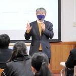 災害時の行動の仕方などを話す諏訪清二さん＝明石市二見町西二見