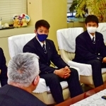 泉房穂市長を表敬訪問した（左から）山崎伊織投手、来田涼斗外野手、中森俊介投手、狭間善徳監督＝明石市中崎１