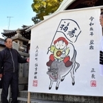 大久保町住吉神社に奉納された巨大絵馬＝明石市大久保町大久保町