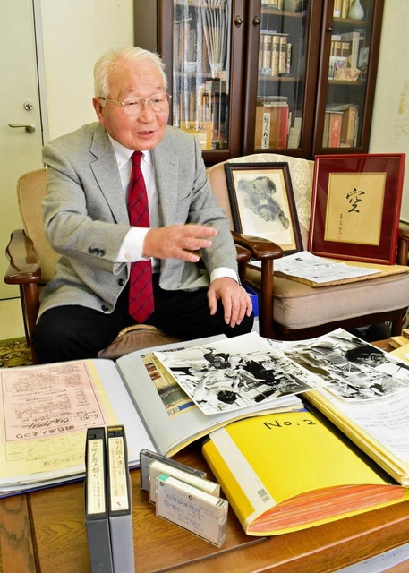 原人まつりの資料を手に思い出を振り返る山根金造さん＝明石市