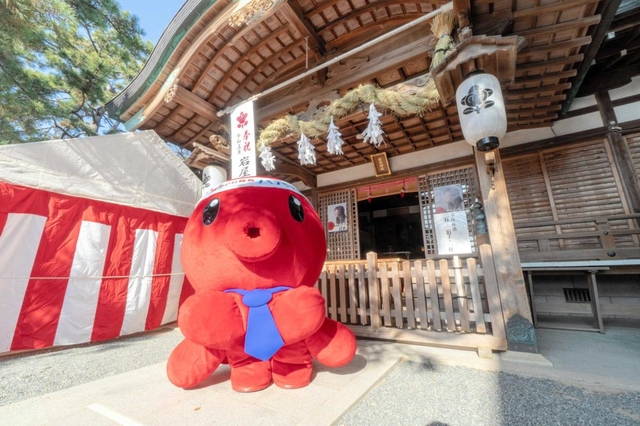 パパたこが祈願者の代わりにリモート参拝する岩屋神社（明石観光協会提供）