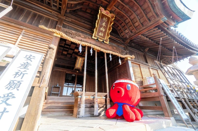 パパたこが祈願者の代わりにリモート参拝する柿本神社（明石観光協会提供）