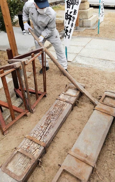 カーブで布団太鼓を方向転換させた道具「ソリ」。木棒を使い、てこの原理でソリに載せた布団太鼓の向きを変えた＝明石市大蔵八幡町（藤本庸文さん提供）