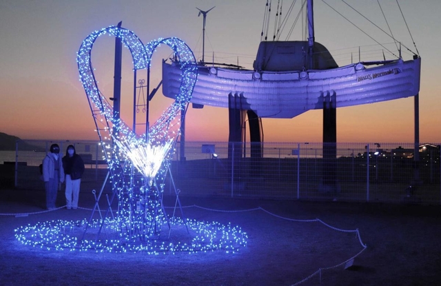 青く照らされた大蔵海岸公園内のオブジェ＝明石市大蔵海岸通１