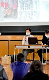 助け合いの大切さを児童に伝える松本茂子さん＝明石市西明石南町１