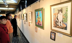 自画像とともに展示されたあかねが丘学園絵画クラブの作品展＝明石市相生町２