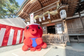 パパたこが祈願者の代わりにリモート参拝する岩屋神社（明石観光協会提供）