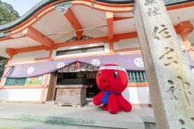 パパたこが祈願者の代わりにリモート参拝する住吉神社（明石観光協会提供）