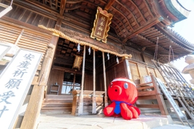 パパたこが祈願者の代わりにリモート参拝する柿本神社（明石観光協会提供）