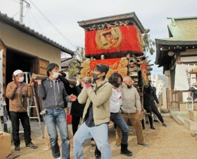 地元住民らが担ぎ上げた布団太鼓。ほぼ完全に復元できる状態で保管されていた＝明石市大蔵八幡町（藤本庸文さん提供）