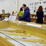 歴代の名選手の野球道具などが並ぶ企画展＝県立図書館