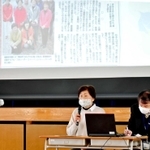 助け合いの大切さを児童に伝える松本茂子さん＝明石市西明石南町１