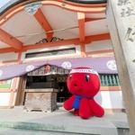 パパたこが祈願者の代わりにリモート参拝する住吉神社（明石観光協会提供）