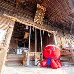パパたこが祈願者の代わりにリモート参拝する柿本神社（明石観光協会提供）