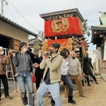 地元住民らが担ぎ上げた布団太鼓。ほぼ完全に復元できる状態で保管されていた＝明石市大蔵八幡町（藤本庸文さん提供）