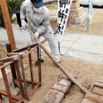 カーブで布団太鼓を方向転換させた道具「ソリ」。木棒を使い、てこの原理でソリに載せた布団太鼓の向きを変えた＝明石市大蔵八幡町（藤本庸文さん提供）