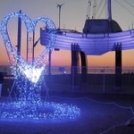 青く照らされた大蔵海岸公園内のオブジェ＝明石市大蔵海岸通１