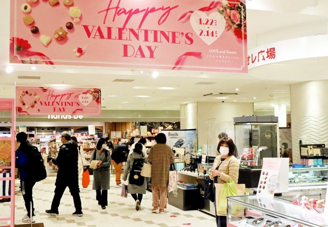 バレンタインデーを前に商品を品定めする買い物客＝明石市大明石町１