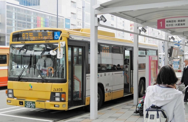明石駅に乗り入れる２路線で運行が終了する山陽バス＝明石市大明石町１