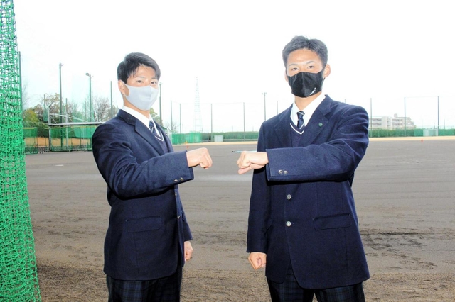 明石商業高校を卒業し、プロ野球界へ羽ばたく中森俊介選手（右）と来田涼斗選手＝明石商業高校