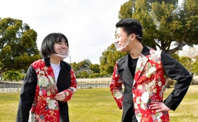 高校漫才の日本一に輝いた「ブラックビート」の藤原千羽さん（左）と大辻壮汰朗さん＝明石公園